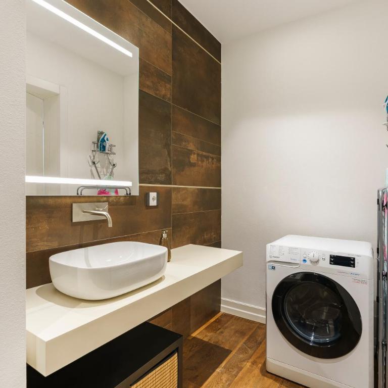 Zeus Luxe Home - Two-Bedroom Apartment - 22
