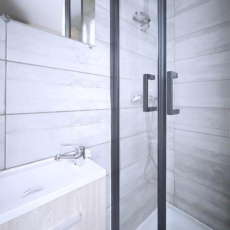 Au Fleuri hotel - Chambre Double avec Toilettes Communes - 5