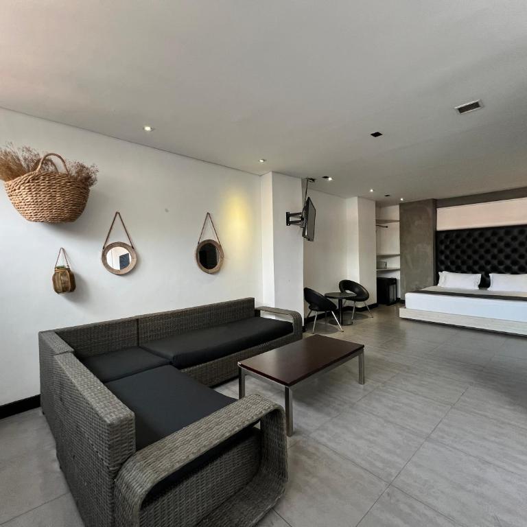 Hotel Medellin Street - Deluxe Suite with Spa Bath - 6