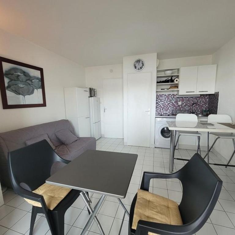 Superbe T2 avec piscine, balcon, parking privé et proche mer à Saint-Jean-de-Monts - FR-1-777-11 - Appartement - 1