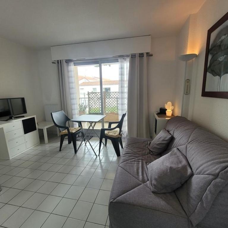 Superbe T2 avec piscine, balcon, parking privé et proche mer à Saint-Jean-de-Monts - FR-1-777-11 - Appartement - 2