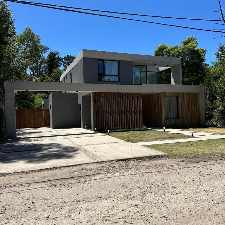 Casa moderna bosque 8pax - Four-Bedroom House - 1