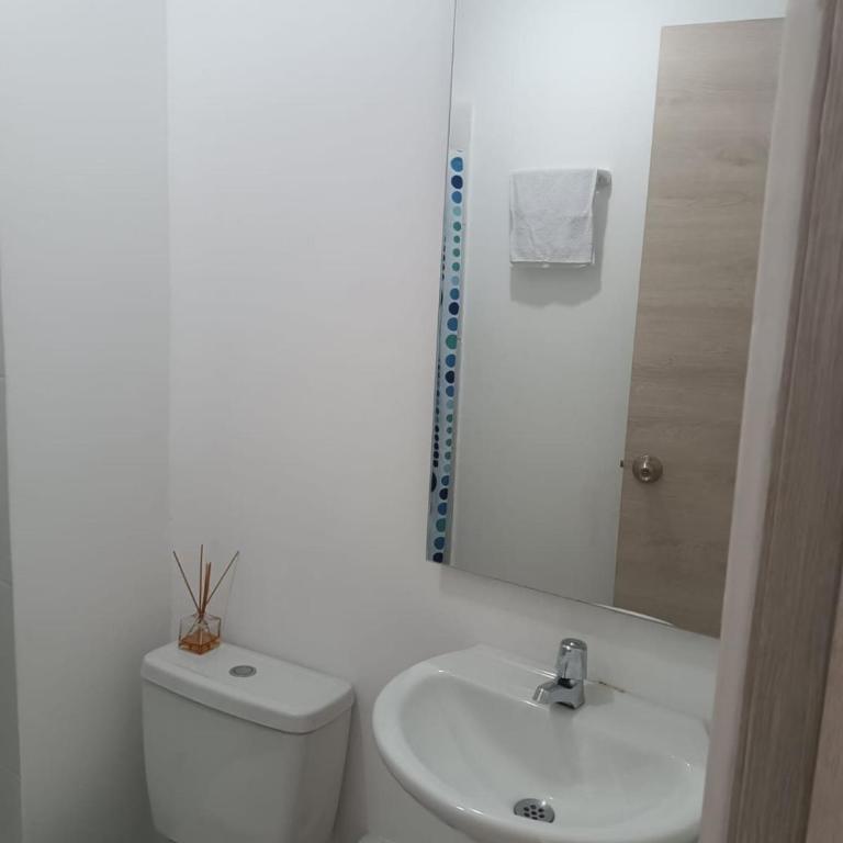 Apartamento para familias cerca de la playa y sitios turísticos - Three-Bedroom Apartment - 16