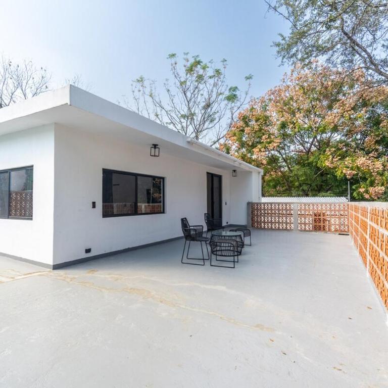 House with heated pool parking & wifi - Three-Bedroom Villa - 21
