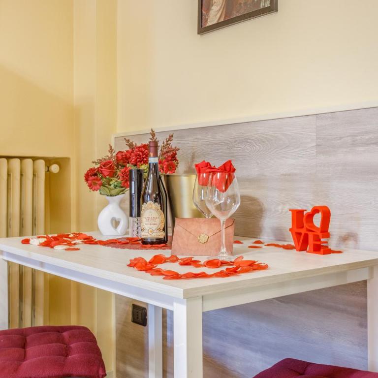OPERA et LOVE - 200m dall'Arena con convenzione per Parcheggio e Colazione in pasticceria adiacente - Camera Matrimoniale con Bagno Privato Esterno - 3