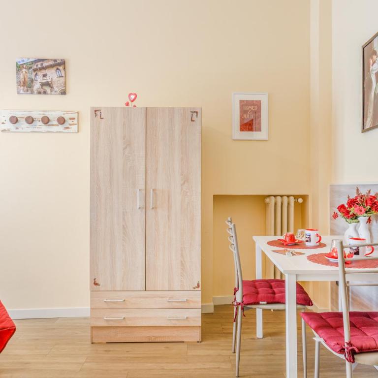 OPERA et LOVE - 200m dall'Arena con convenzione per Parcheggio e Colazione in pasticceria adiacente - Camera Matrimoniale con Bagno Privato Esterno - 20