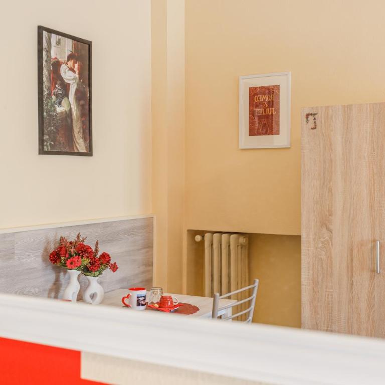 OPERA et LOVE - 200m dall'Arena con convenzione per Parcheggio e Colazione in pasticceria adiacente - Camera Matrimoniale con Bagno Privato Esterno - 30