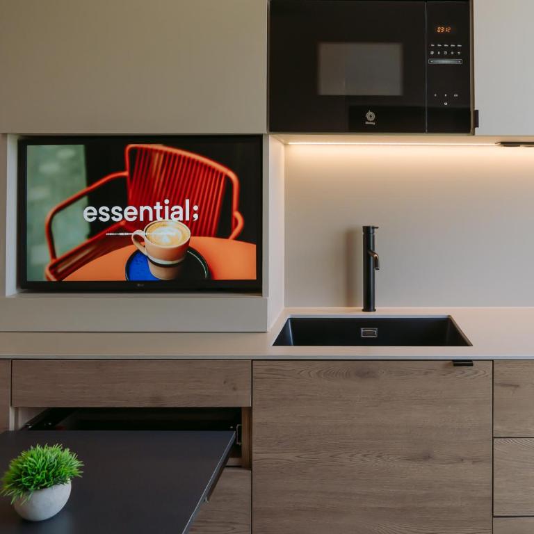 BLAU Student Housing - Students Only - Deluxe Queen Studio - 3