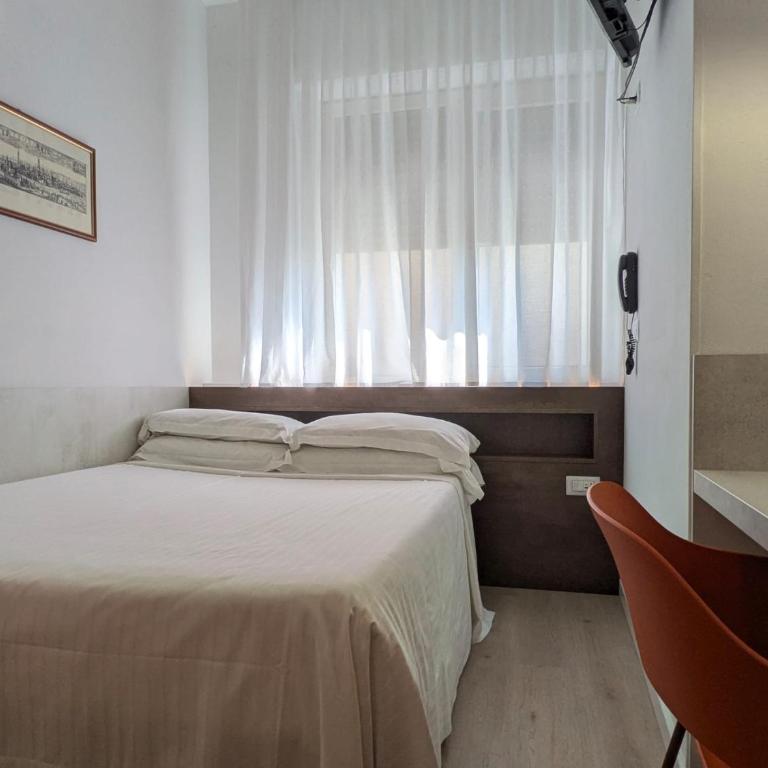 Hotel Piccolo - Camera Matrimoniale Small con Letto alla Francese - 3