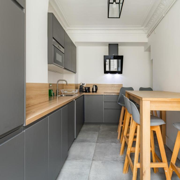 Elegant Apartment in the Heart of Historic Paris - Two-Bedroom Apartment - 11