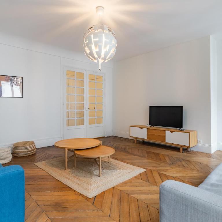 Elegant Apartment in the Heart of Historic Paris - Two-Bedroom Apartment - 12