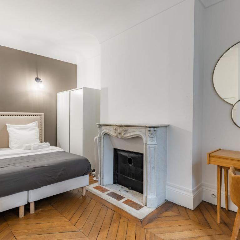 Elegant Apartment in the Heart of Historic Paris - Two-Bedroom Apartment - 2