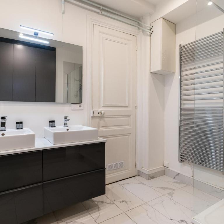 Elegant Apartment in the Heart of Historic Paris - Two-Bedroom Apartment - 4