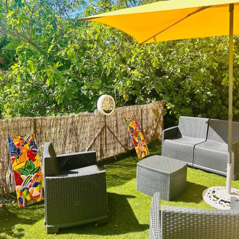 Paisible Rez-de-jardin de villa - Côte d'Azur - Appartement 2 Chambres avec Terrasse - 35
