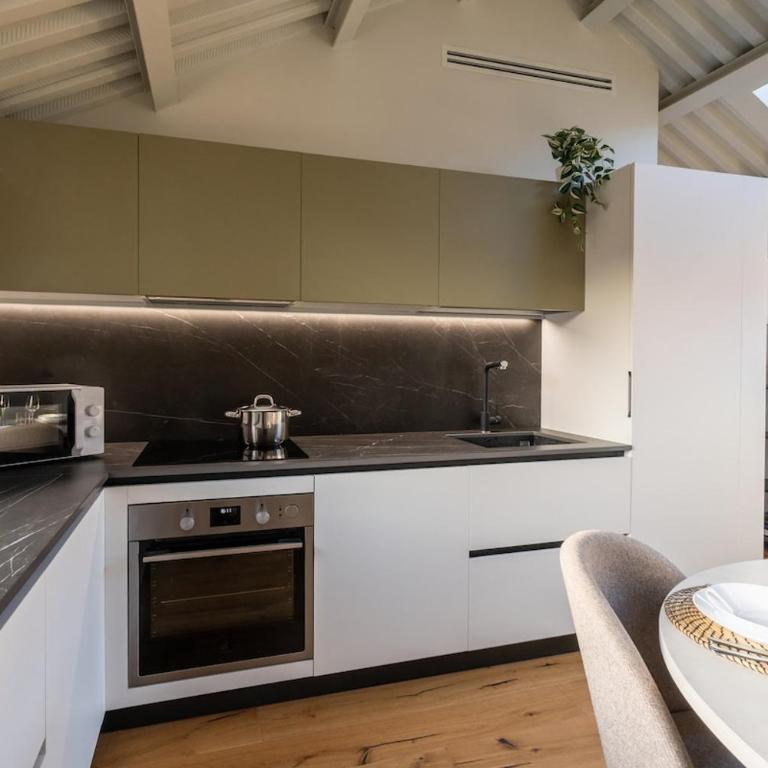 Attic Design - Duomo 15 Min - Free WiFi - Appartamento con 2 Camere da Letto - 4