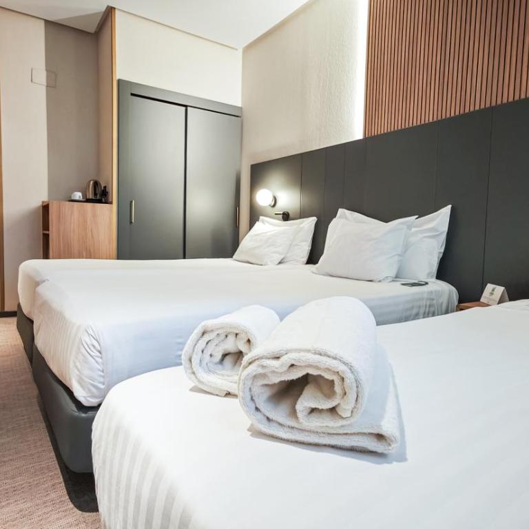 Silken Ciudad Gijón - Habitación Doble con cama supletoria (2 adultos + 1 niño) - 2 camas - 5