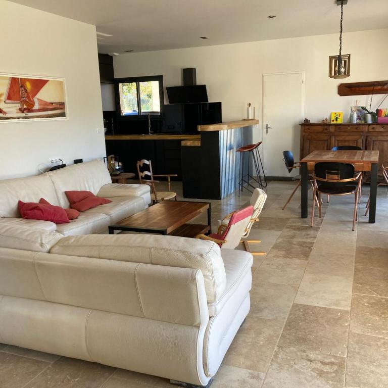 Air-conditioned villa with pool - 4 bedrooms - Villa - 11