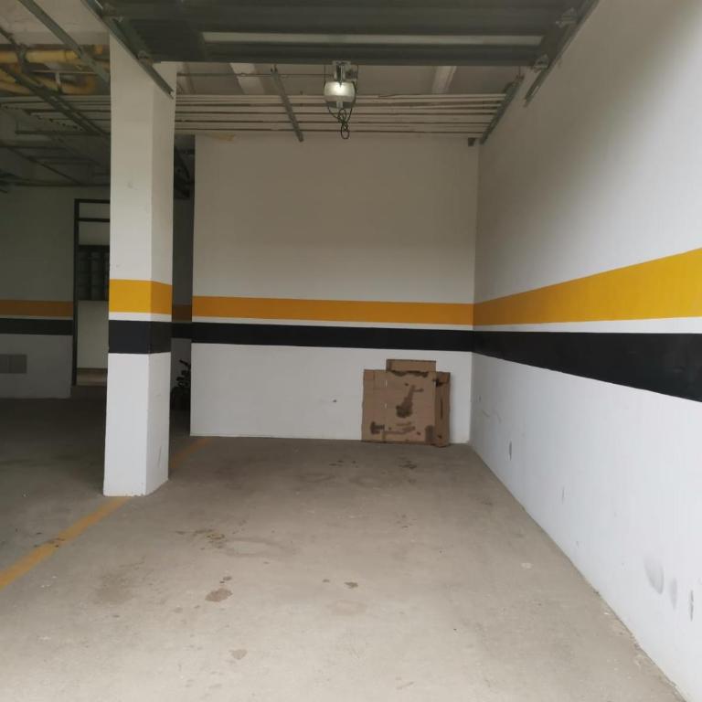 Apartamento en Las Quintas Cerca de Centros Comerciales, WiFi y Parqueadero - Three-Bedroom Apartment - 33