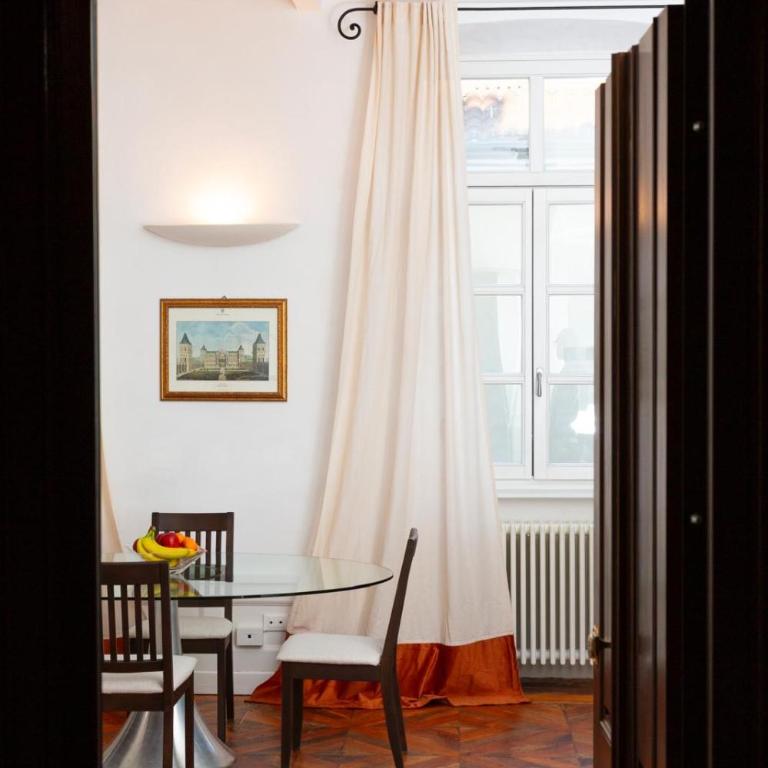 Des Hayes - One-Bedroom Apartment - 12