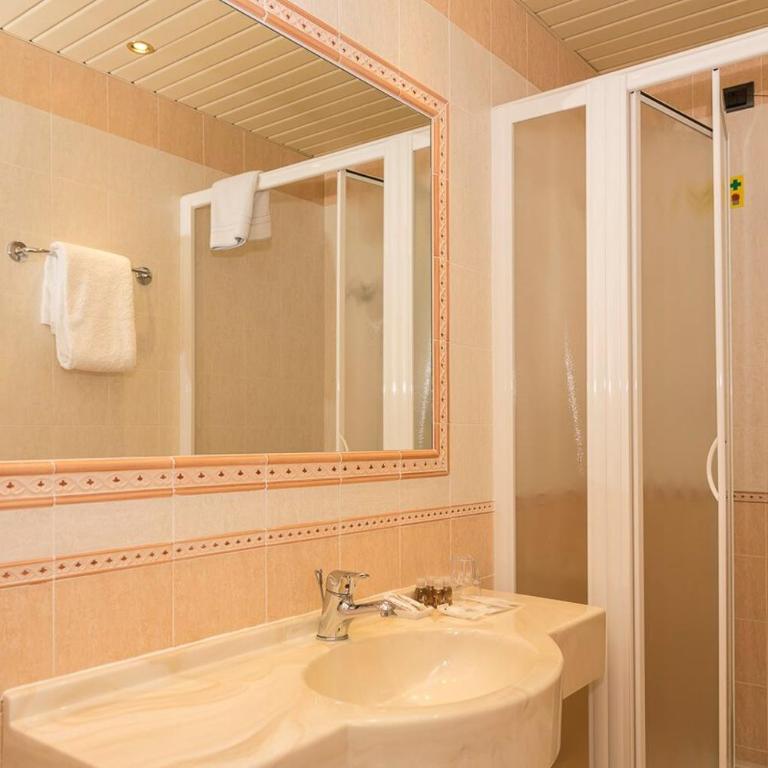 Hotiday Room Collection - Stresa - Camera Tripla - 8