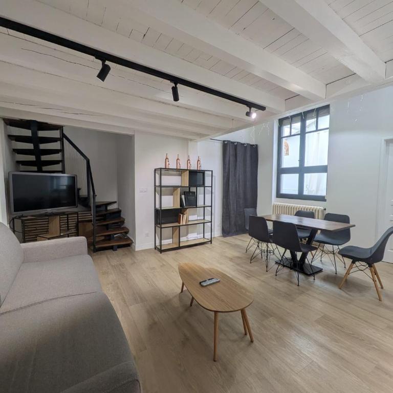 T3 de 75 m2 avec véranda et parking, à 5 min des Thermes à Luchon - Two-Bedroom Apartment - 1
