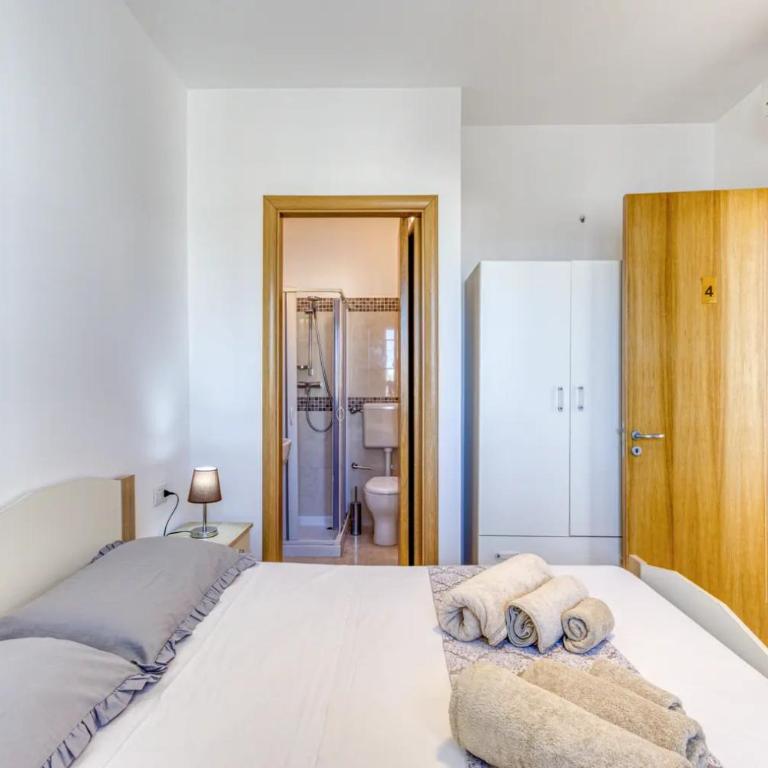 Camere arcobaleno in pieno centro e vicino al mare - Camera Matrimoniale con Bagno Privato - 7