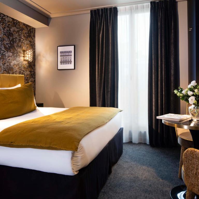 Rayz Eiffel - Deluxe Room with Balcony and Eiffel Tower View - 10