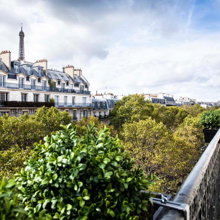 Rayz Eiffel - Deluxe Room with Balcony and Eiffel Tower View - 7