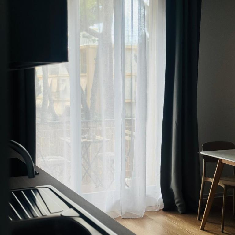 ELIOS LIVING - Parcheggio Privato, Vicino al centro, 200m dal Mare - Appartamento Superior con 1 Camera da Letto e Balcone - 56