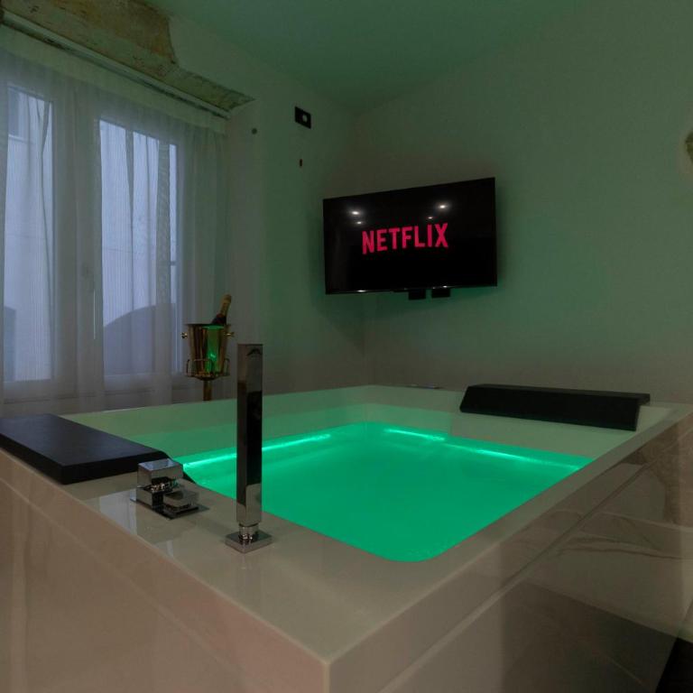 Flá Suite Castello - King Room with Spa Bath - 13