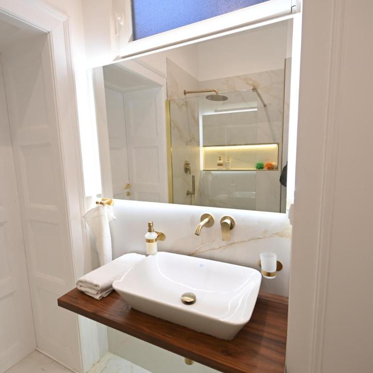 La Mascarade - One-Bedroom Apartment - 10