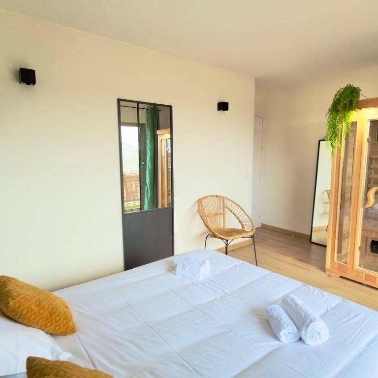 Vue Toits d Amiens Sauna & Cinéma Balcon Parking - Three-Bedroom Apartment with View - 10