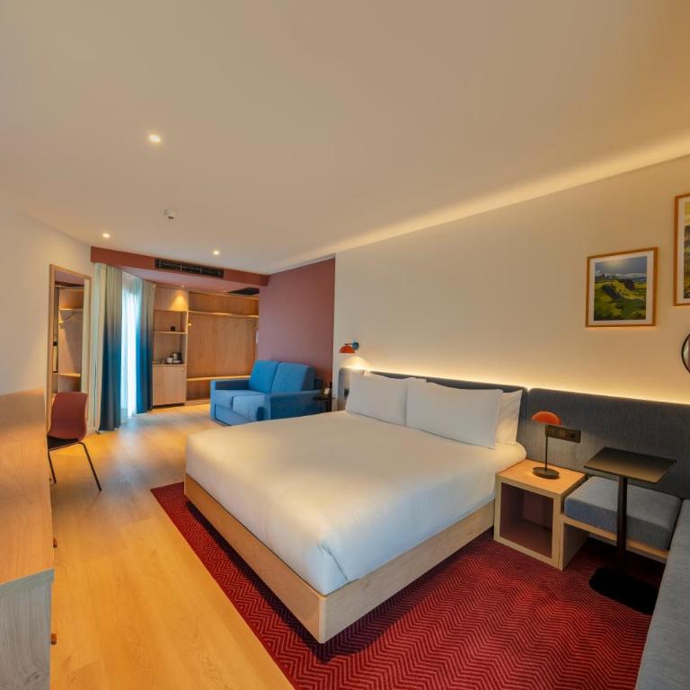 Hampton By Hilton Alicante Airport - King Room with Sofa Bed - 5