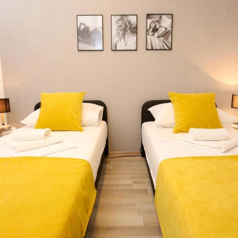 Central Located Guest House - Three-Bedroom Apartment Suite - 6