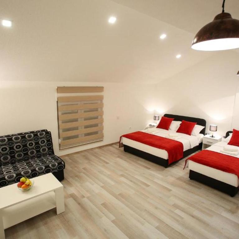 Central Located Guest House - Triple Room with Private Bathroom - 7