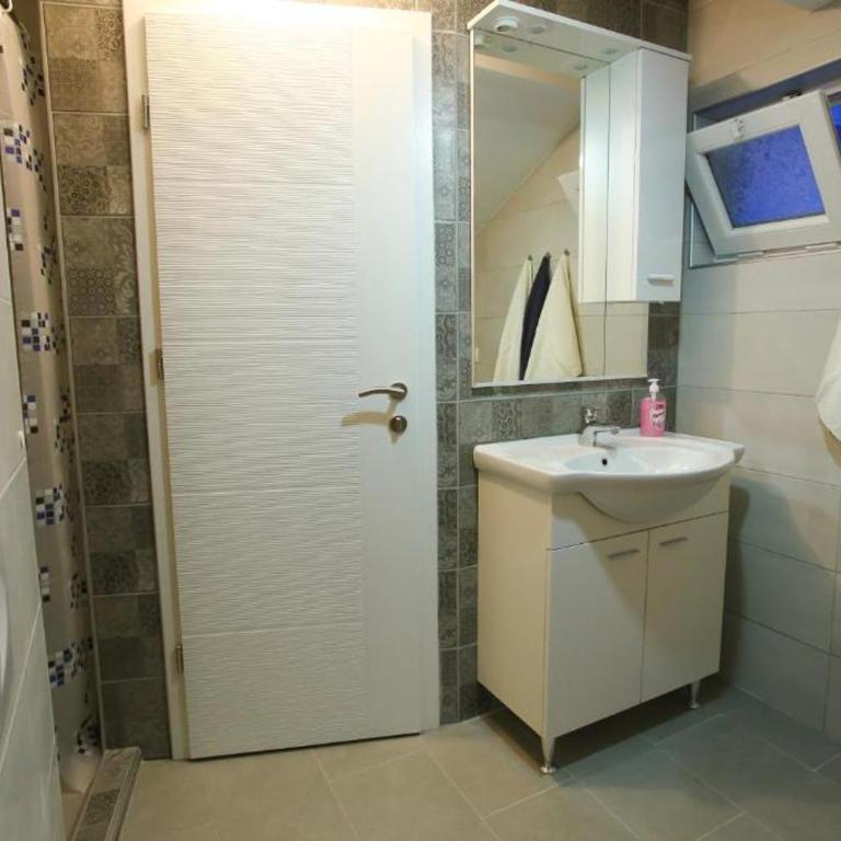 Central Located Guest House - Triple Room with Private Bathroom - 9