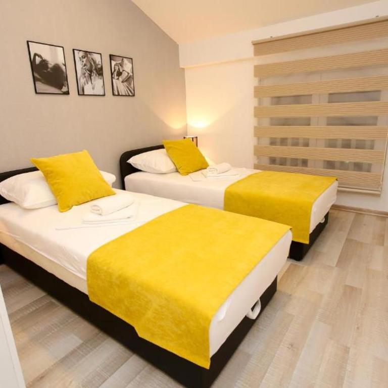 Central Located Guest House - Three-Bedroom Apartment Suite - 12
