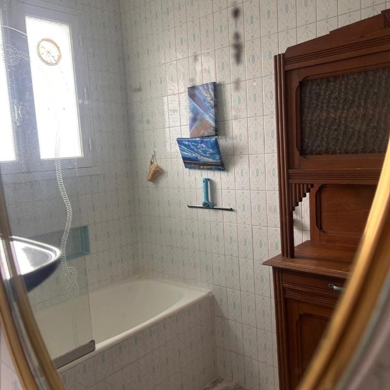 Détente garanti, bassin, piscine, plage à pied - Four-Bedroom House - 33