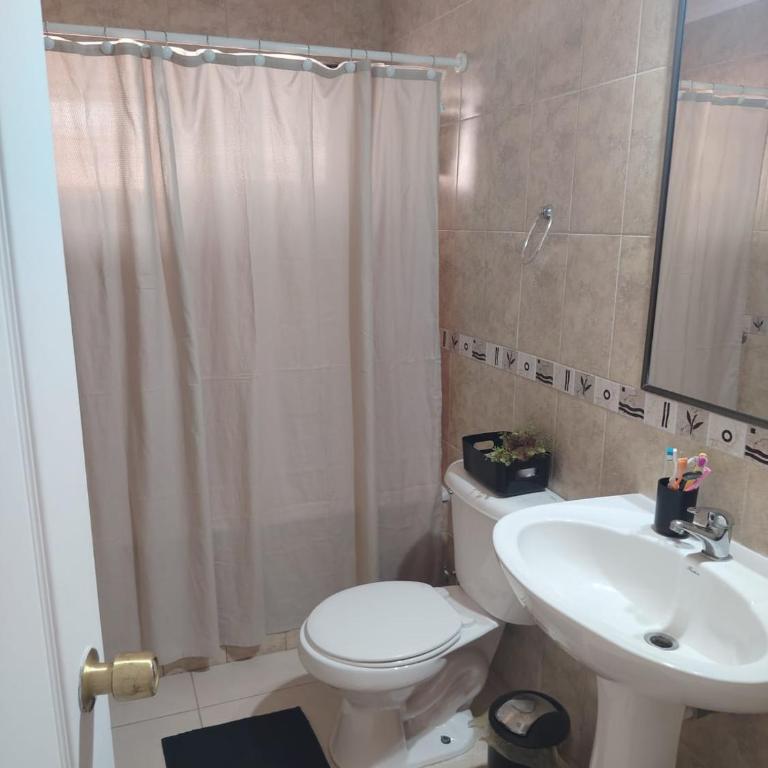 Casa en zona tranquila y a minutos de todo - Three-Bedroom House - 16