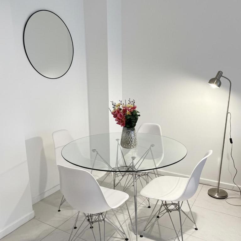 Comodo Monoambiente en PALERMO - Estudio con balcón - 2