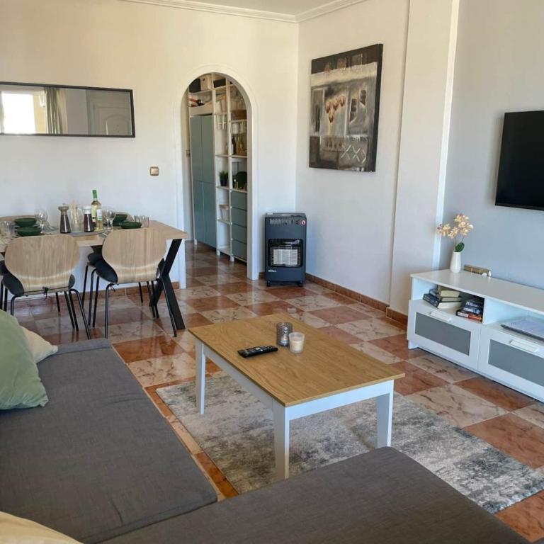 Renovated Top-Floor 2BR | Sunny Balcony & Golf - Apartamento de 2 dormitorios con vistas - 1