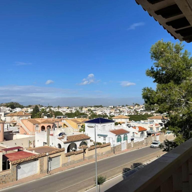 Renovated Top-Floor 2BR | Sunny Balcony & Golf - Apartamento de 2 dormitorios con vistas - 2