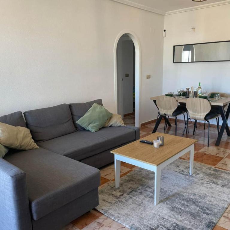 Renovated Top-Floor 2BR | Sunny Balcony & Golf - Apartamento de 2 dormitorios con vistas - 5
