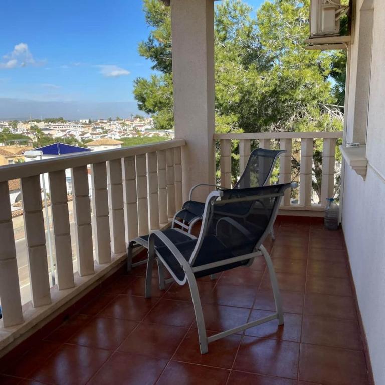 Renovated Top-Floor 2BR | Sunny Balcony & Golf - Apartamento de 2 dormitorios con vistas - 3