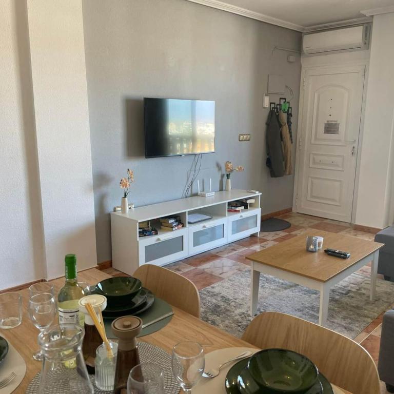 Renovated Top-Floor 2BR | Sunny Balcony & Golf - Apartamento de 2 dormitorios con vistas - 6