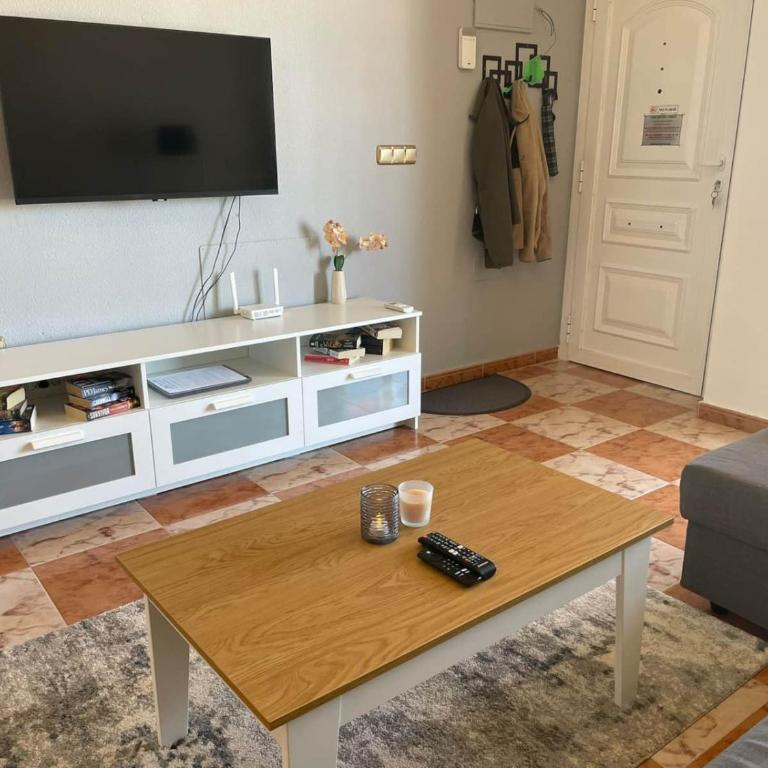 Renovated Top-Floor 2BR | Sunny Balcony & Golf - Apartamento de 2 dormitorios con vistas - 7