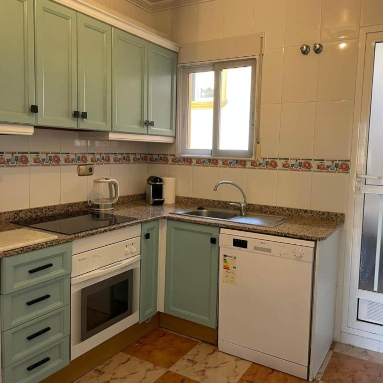 Renovated Top-Floor 2BR | Sunny Balcony & Golf - Apartamento de 2 dormitorios con vistas - 11