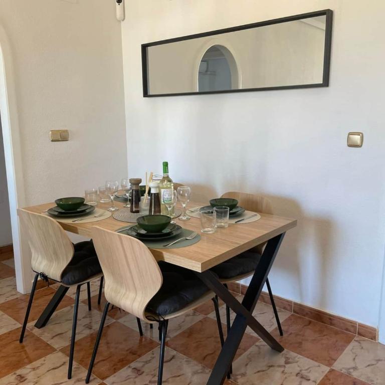 Renovated Top-Floor 2BR | Sunny Balcony & Golf - Apartamento de 2 dormitorios con vistas - 10