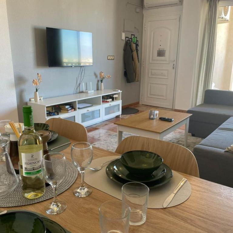 Renovated Top-Floor 2BR | Sunny Balcony & Golf - Apartamento de 2 dormitorios con vistas - 8