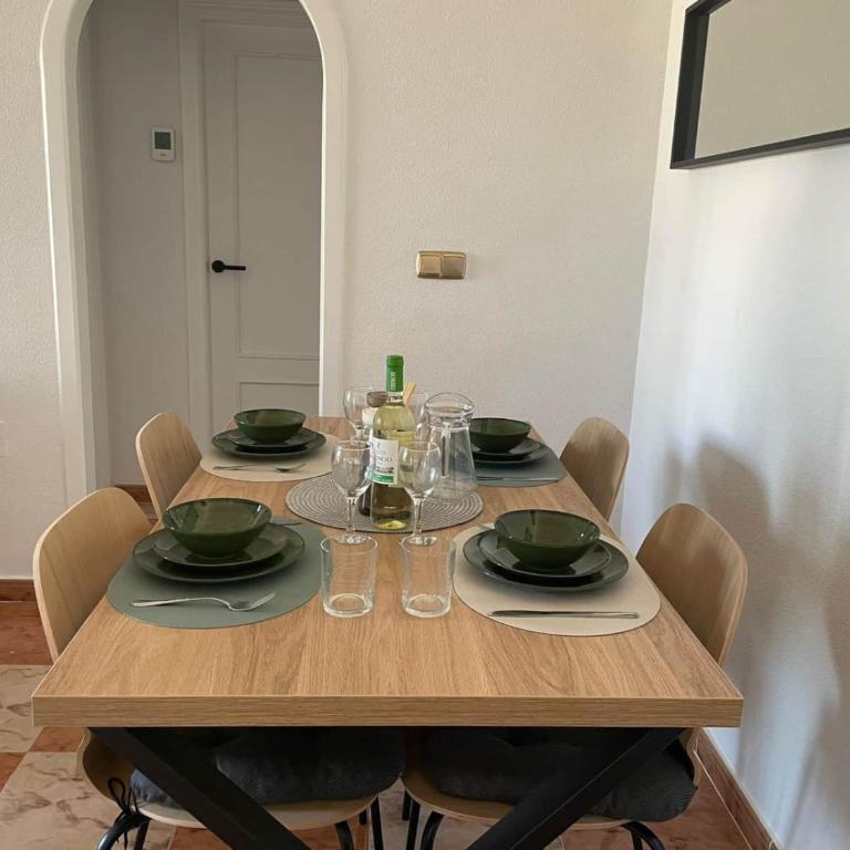 Renovated Top-Floor 2BR | Sunny Balcony & Golf - Apartamento de 2 dormitorios con vistas - 9